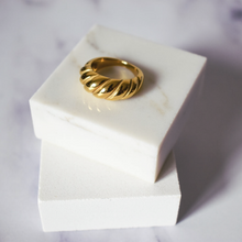 Load image into Gallery viewer, Croissant Ring