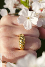 Load image into Gallery viewer, Croissant Ring